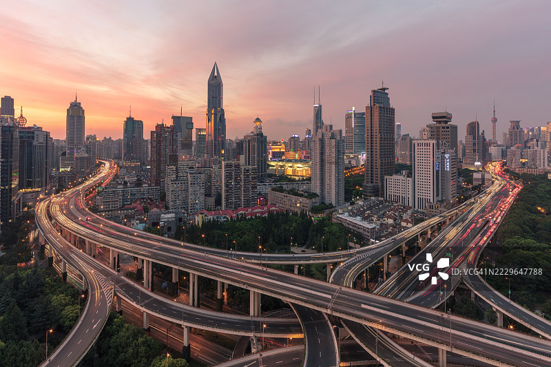 上海市中心的高架桥和建筑背景图片素材