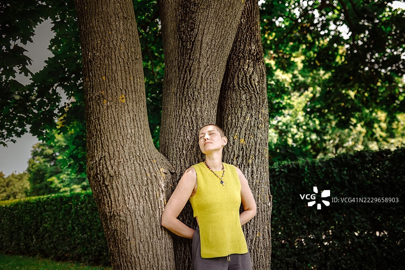 城市中的正念时刻，与自然连接的暂停图片素材