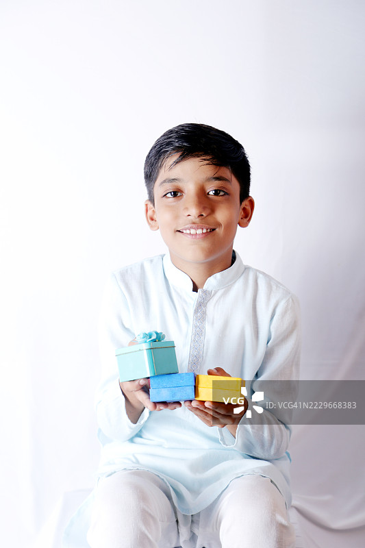 印度男孩与礼物图片素材