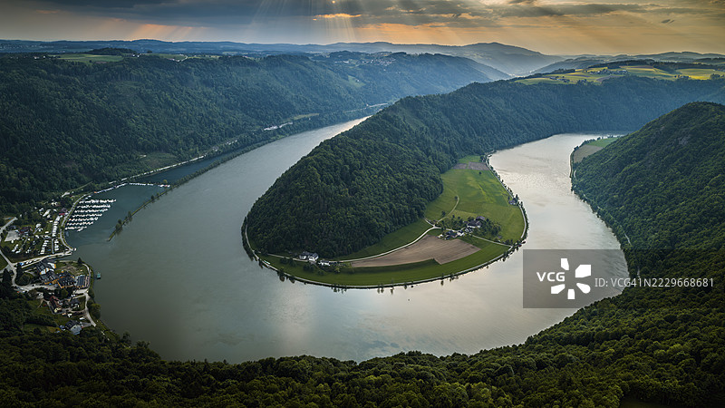施洛根弯道的鸟瞰图，奥地利上州的多瑙河弯曲处图片素材