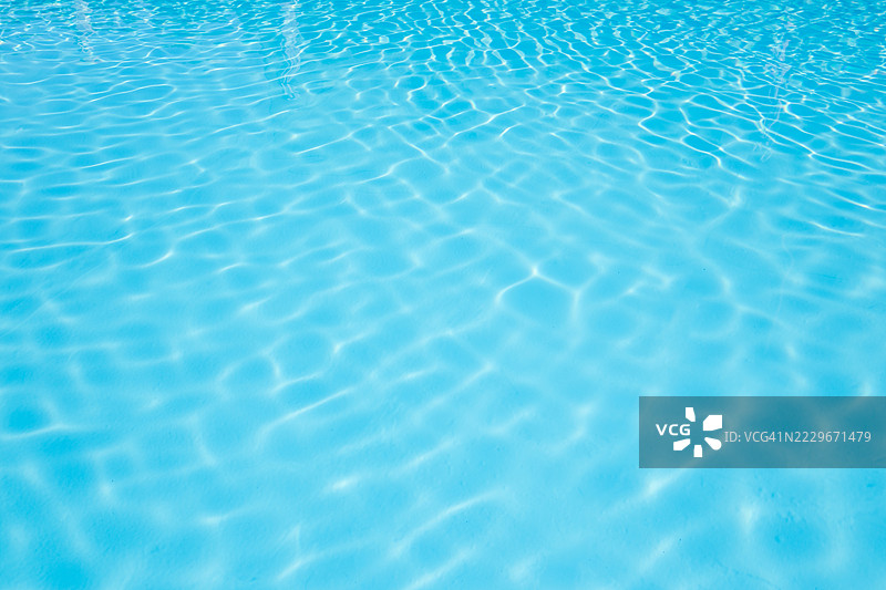 游泳池表面与光线反射图片素材