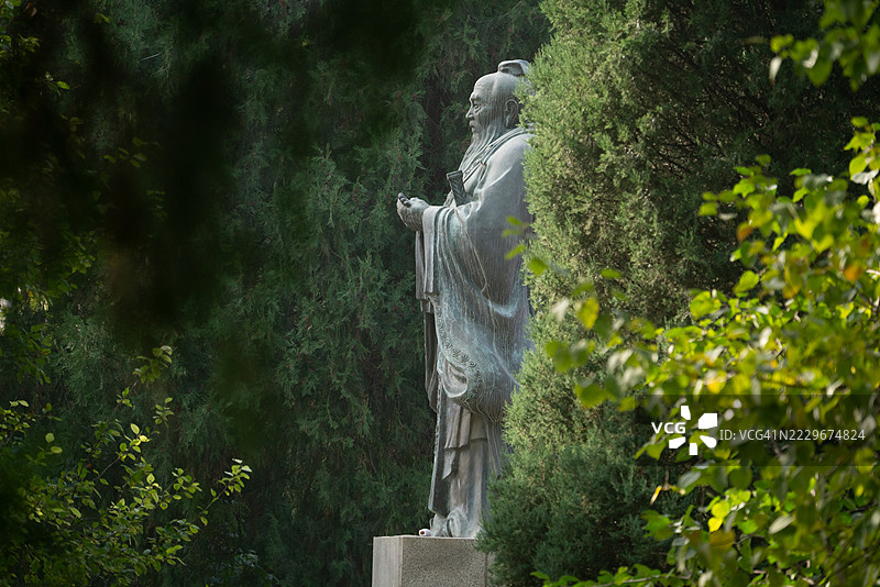 帝国学院的孔子雕像图片素材