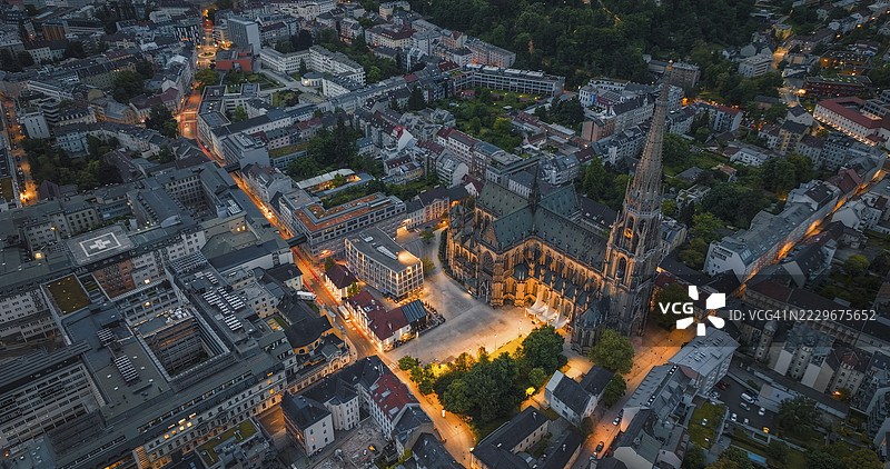 奥地利林茨新大教堂及周边城市街道的夜间鸟瞰图图片素材