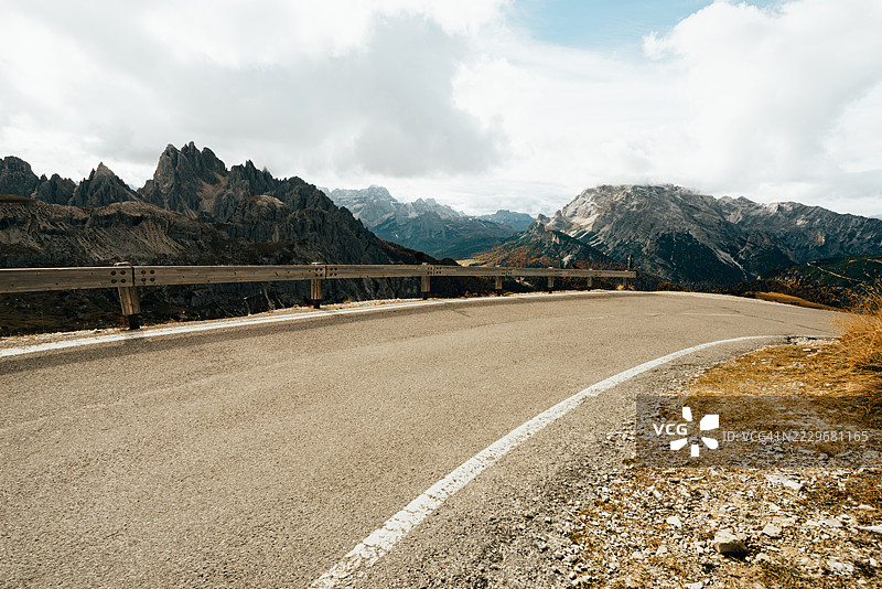 秋天的山路图片素材