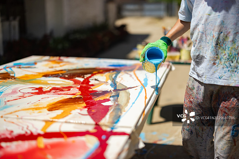 蓝色油漆在画布上流动图片素材