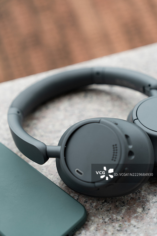 手机与耳机连接；静物摄影图片素材