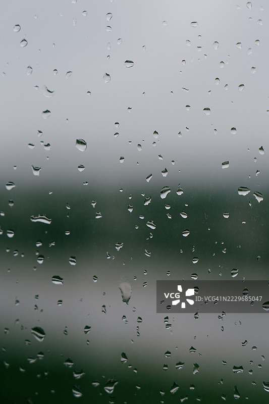 雨天窗户上的雨滴；湿地风景图片素材