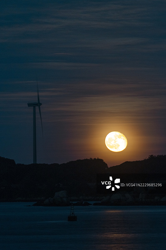 海边的黄昏景色；海上的满月图片素材