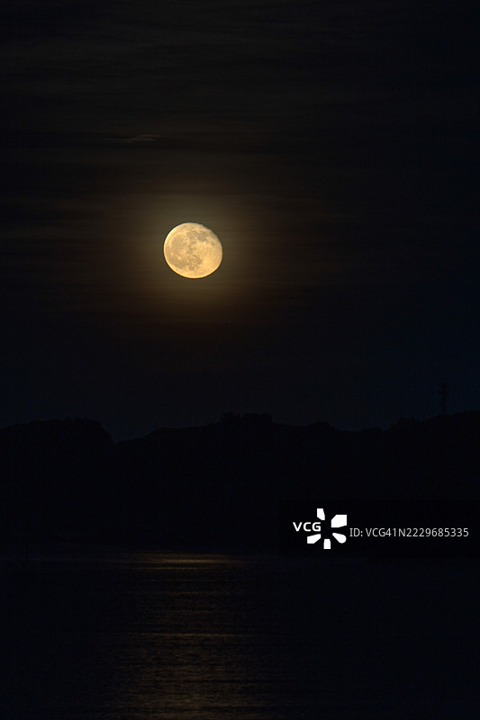 海边的黄昏景色；海上的满月图片素材
