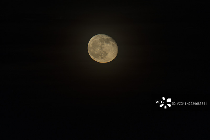 海边的黄昏景色；海上的满月图片素材