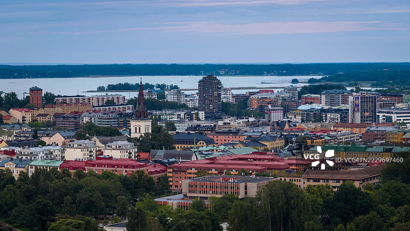 瑞典卡尔斯塔德市天际线，包含大教堂和瓦尔纳湖图片素材