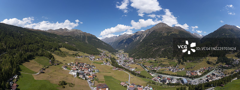 奥地利，蒂罗尔，索尔登，夏季时奥茨塔尔谷镇的无人机视角图片素材