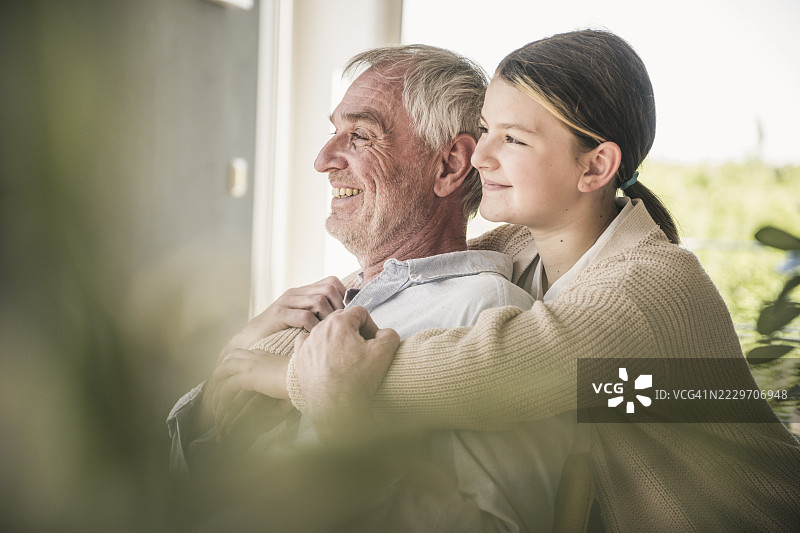 微笑的老年人与孙女在家中图片素材