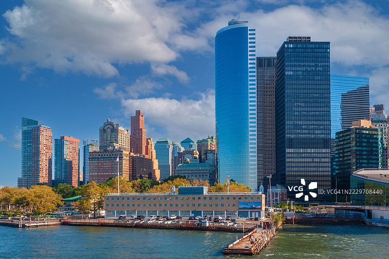 纽约市天际线，曼哈顿金融区，电池公园，蓝天与白云。图片素材