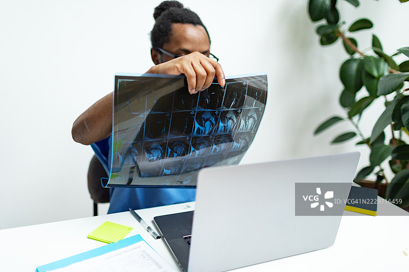 医生在办公室检查X光片图片素材
