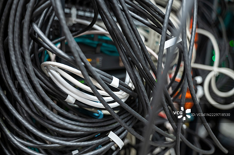 网络机架上的杂乱电缆图片素材