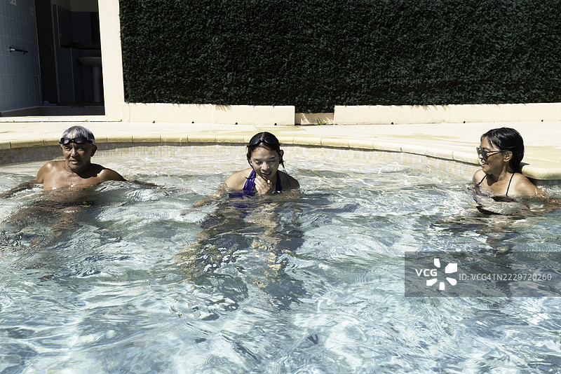 一家人在游泳池中一起锻炼的正面视图图片素材