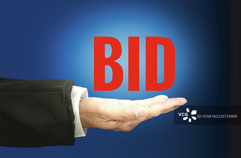 商人举着购买竞标牌，购买与竞标概念图片素材
