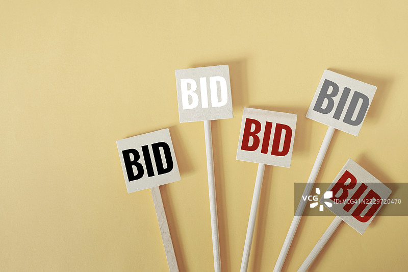 商人举着购买竞标牌，购买与竞标概念图片素材