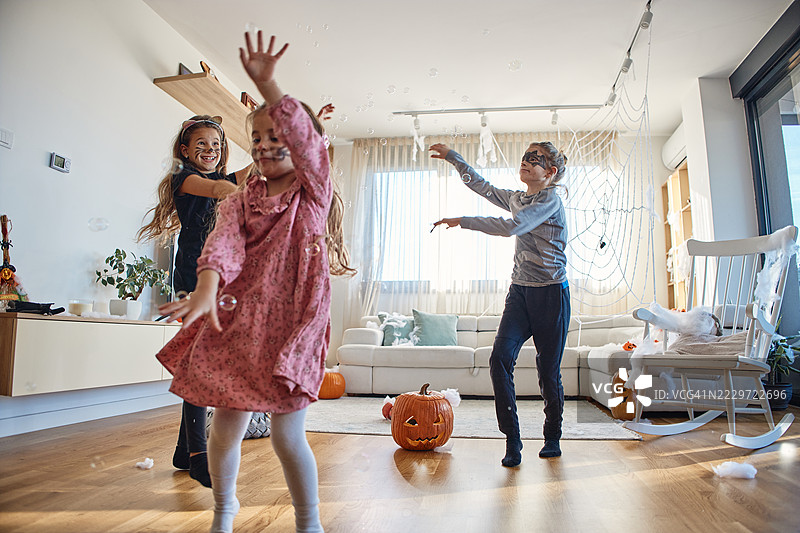 一群孩子在万圣节玩耍图片素材
