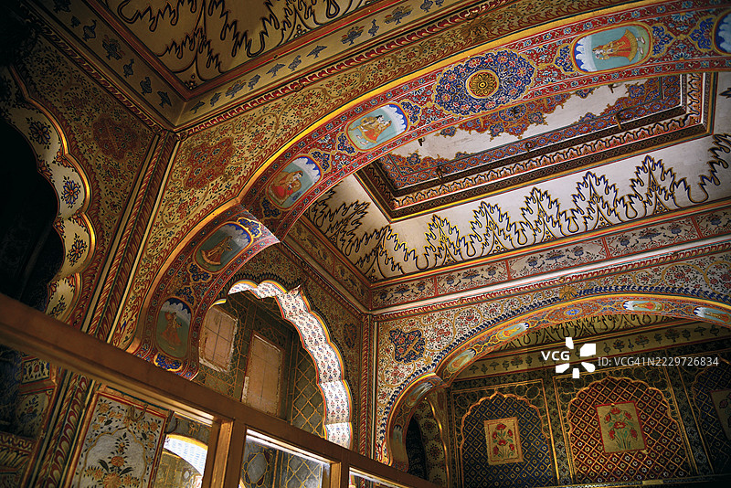 华丽的神灵室内装饰，印度拉贾斯坦邦杰沙梅尔堡图片素材