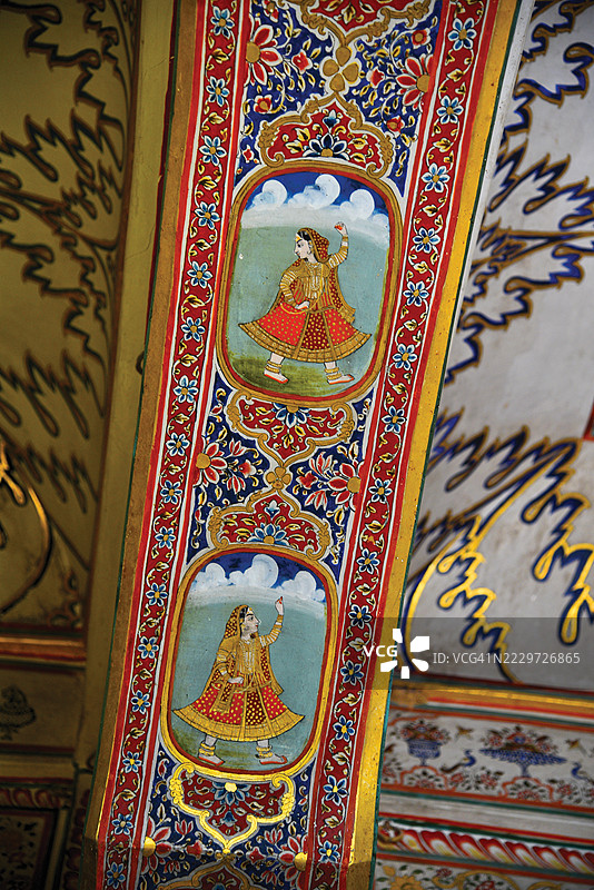 华丽的神灵室内装饰，印度拉贾斯坦邦杰沙梅尔堡图片素材