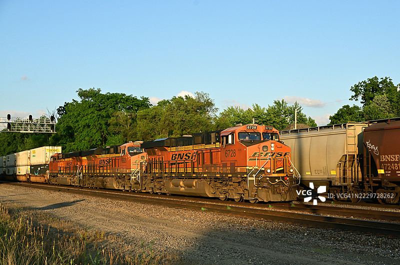 经过的货运列车图片素材