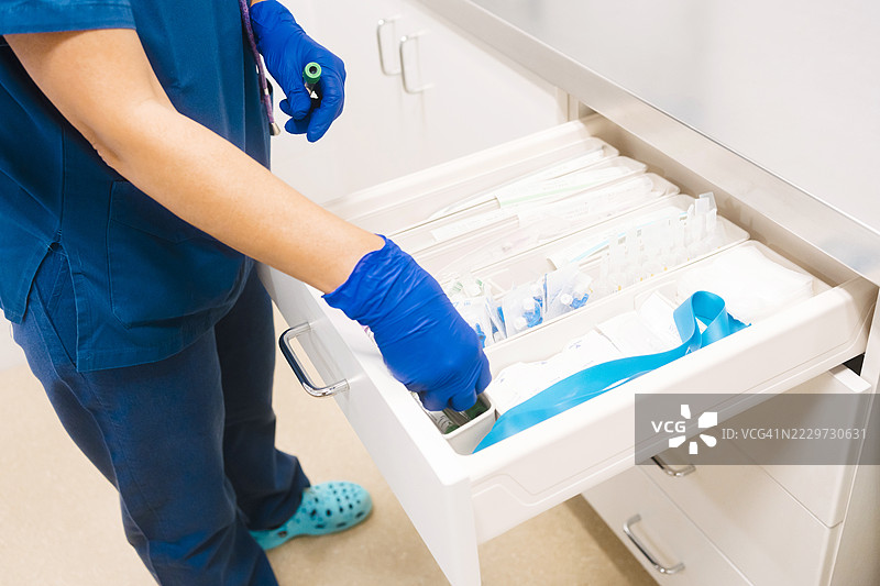 成熟的护士在医院进行医疗用品的盘点和补货图片素材