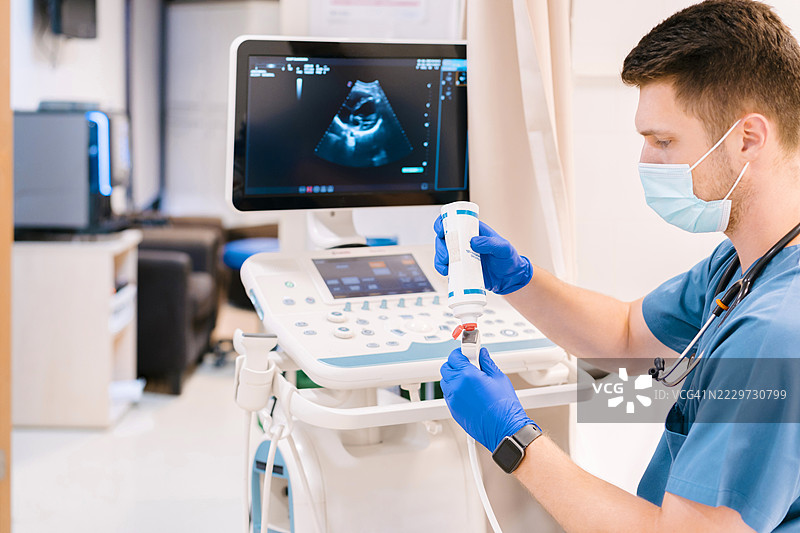 年轻医生在医院操作超声波机图片素材