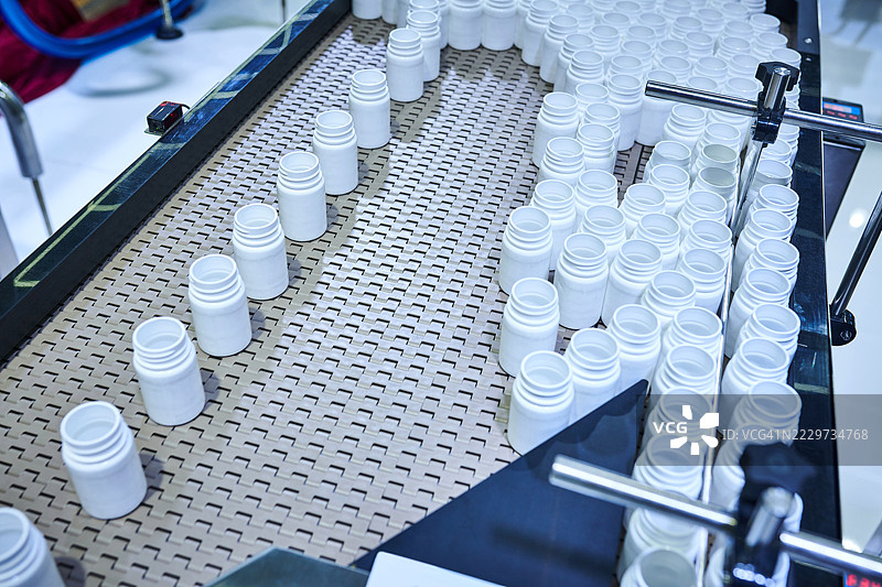 白色瓶子在生产线上排队图片素材