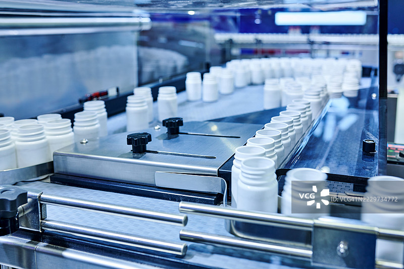 白色瓶子在生产线上排队图片素材