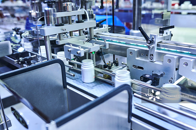 白色瓶子在生产线上排队图片素材
