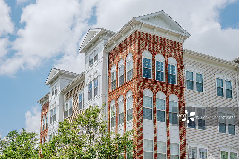 住宅社区中的公寓大楼图片素材