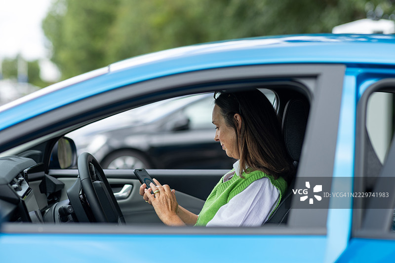 检查电动汽车充电状态图片素材