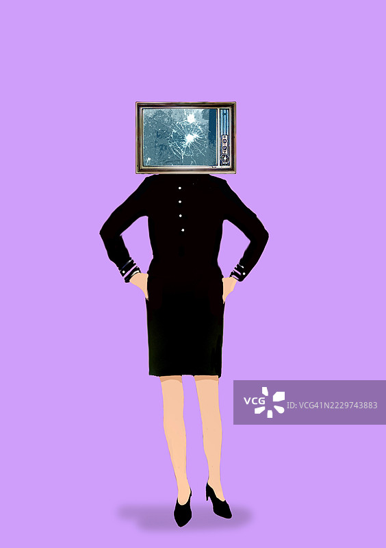 紫色背景下，商界女性的头部是电视机的超现实图像图片素材