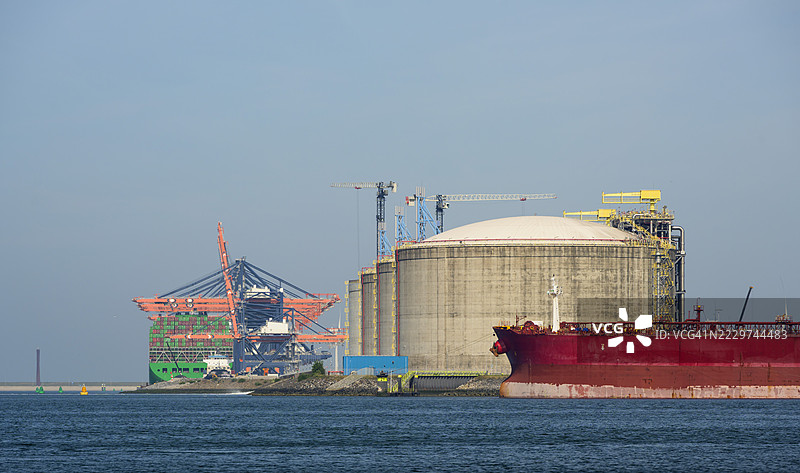 鹿特丹港的液化天然气储存终端和原油油轮图片素材