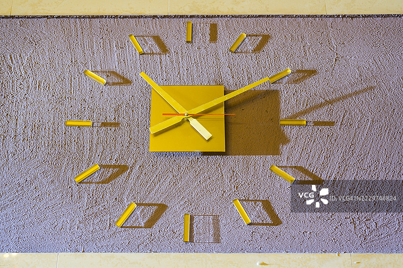 现代金色时钟在纹理墙上显示时间图片素材