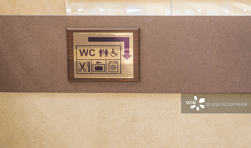 优雅的金色卫生间标志，指示洗手间和其他服务图片素材