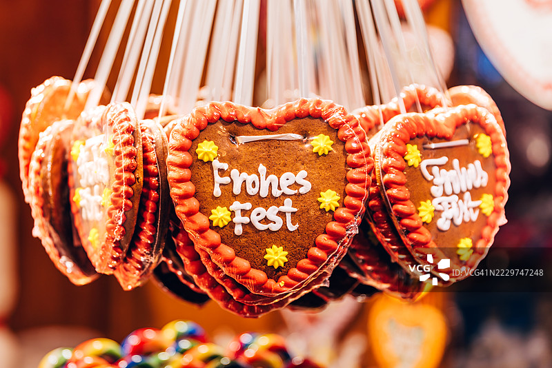在德国柏林的圣诞市场上，姜饼饼干上写着“Frohe Fest”的德语祝福图片素材
