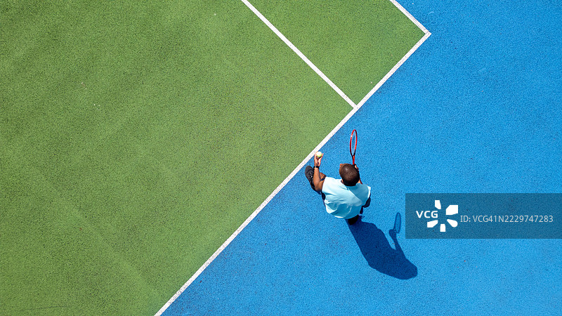 在球场上进行发球练习图片素材