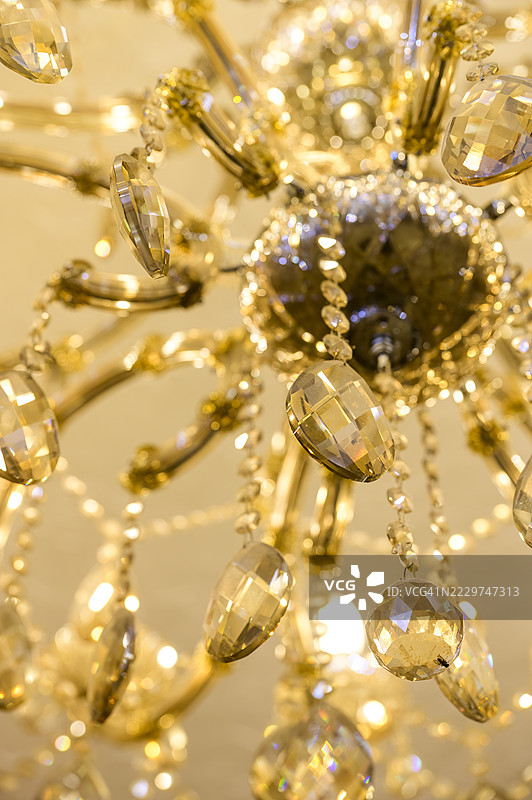 奢华的金色水晶吊灯用温暖的光芒照亮房间图片素材
