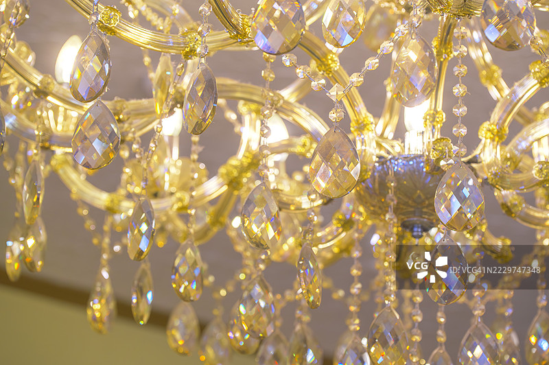 优雅的水晶吊灯为房间带来温暖的光线图片素材
