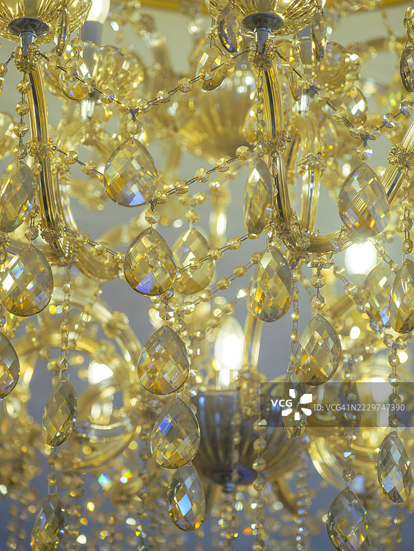奢华的金色水晶吊灯照亮了房间图片素材