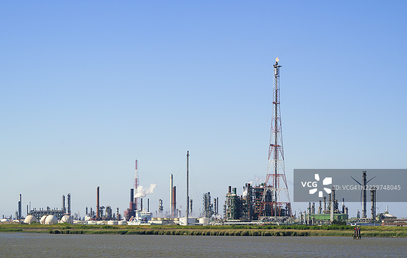 比利时安特卫普港的石油炼油厂，蓝天晴朗图片素材