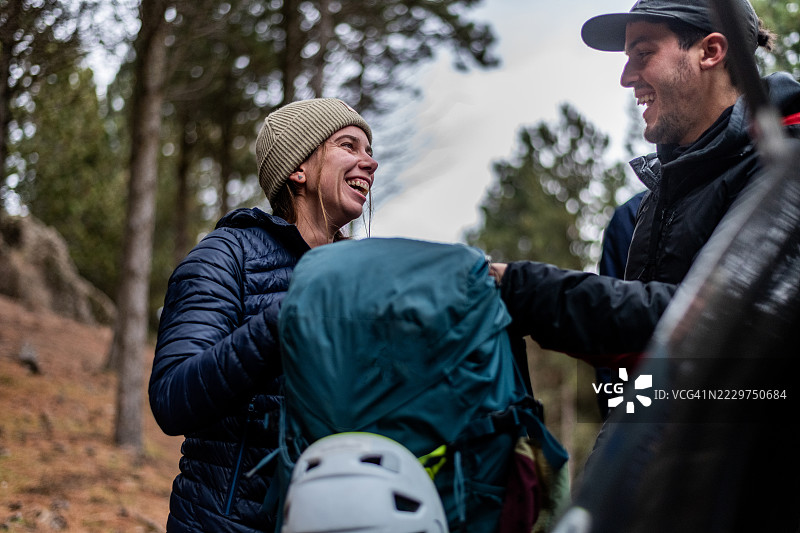 朋友们在森林中准备徒步旅行和攀岩图片素材