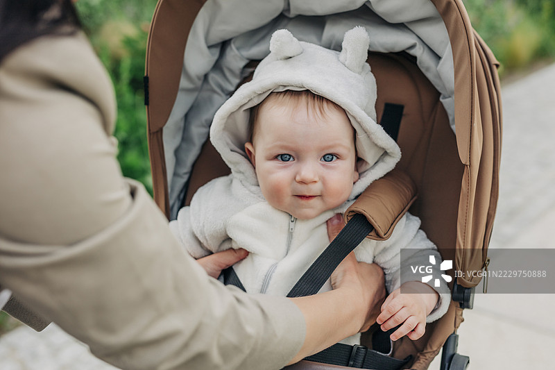 母亲与孩子在婴儿车中享受城市家庭生活图片素材
