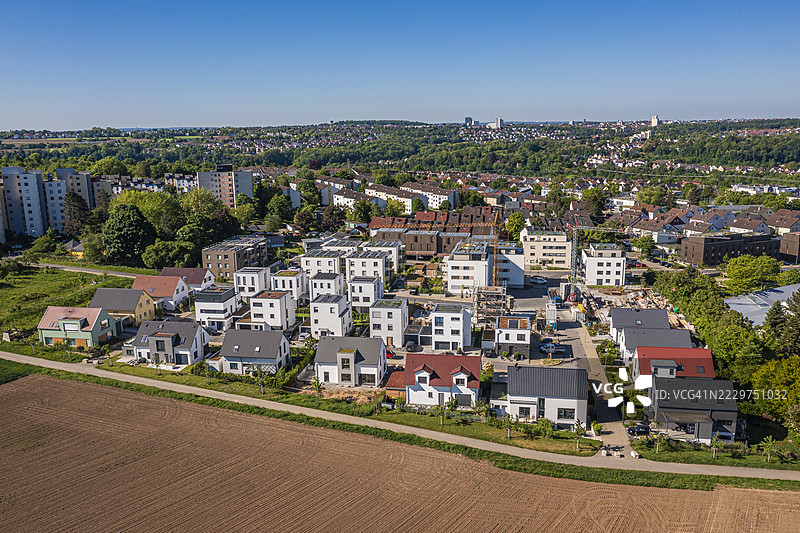 德国路德维希堡现代住宅的空中视角，配备光伏系统图片素材