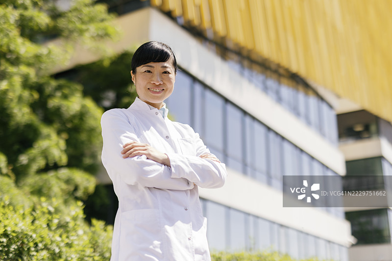 自信的医生站在医院外面看着镜头图片素材