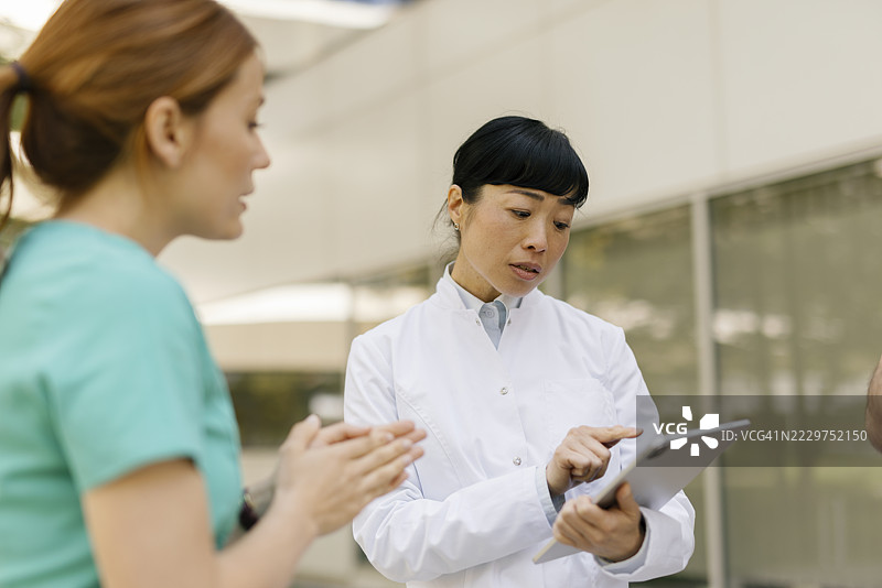 医生和护士在医院环境中讨论病人护理图片素材