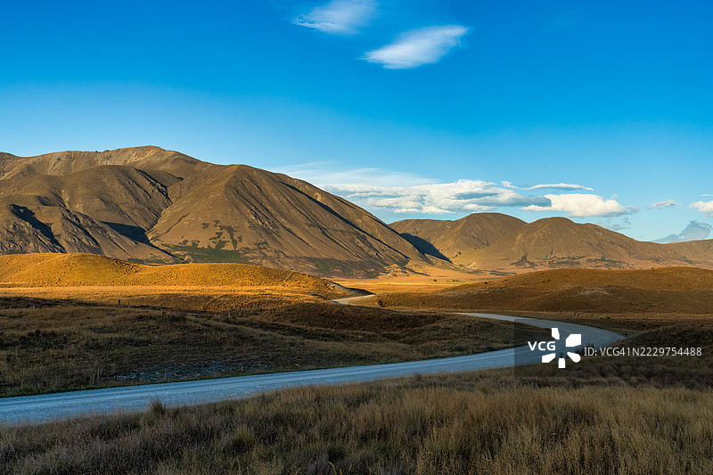 穿过新西兰阿什伯顿高地阿哈卡特里保护公园的蜿蜒碎石路图片素材